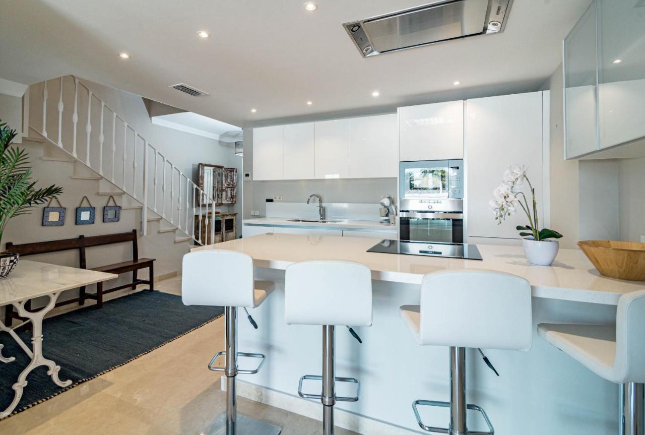 Captivating Coastal Townhouse In Aloha Pueblo With Amazing Mountain Views Holiday home Marbella