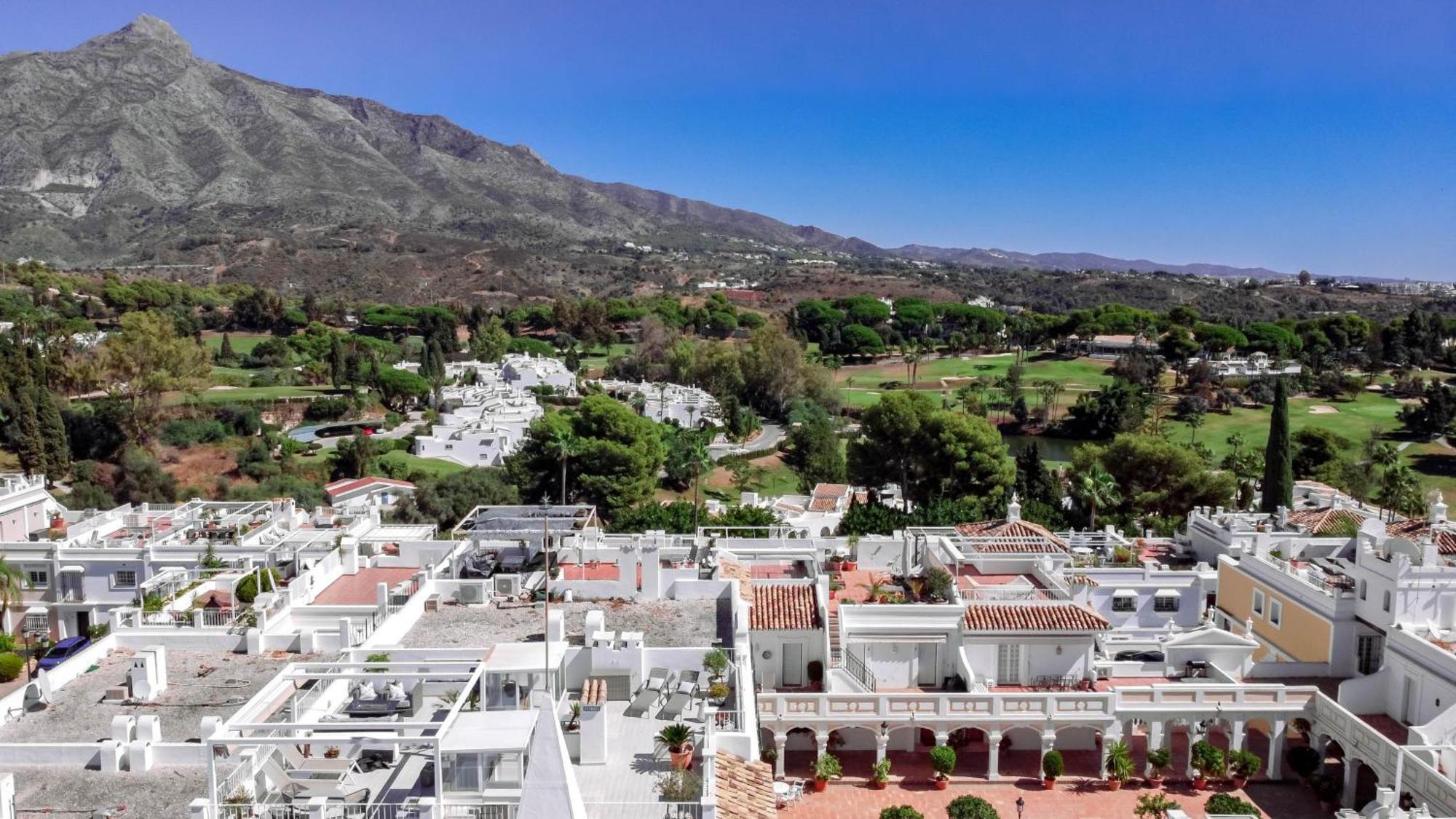Captivating Coastal Townhouse In Aloha Pueblo With Amazing Mountain Views Holiday home Marbella
